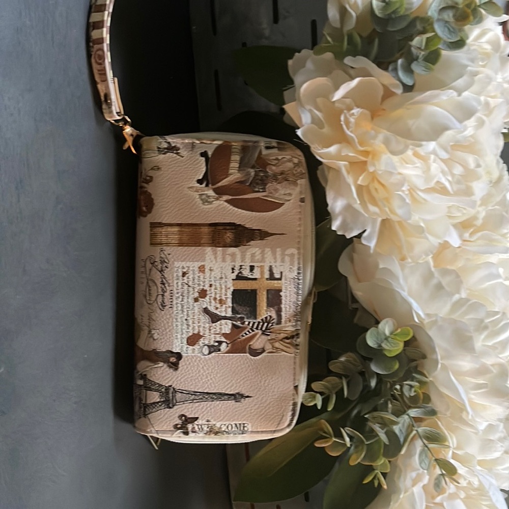 Perfect Condition London , Paris , US wallet
